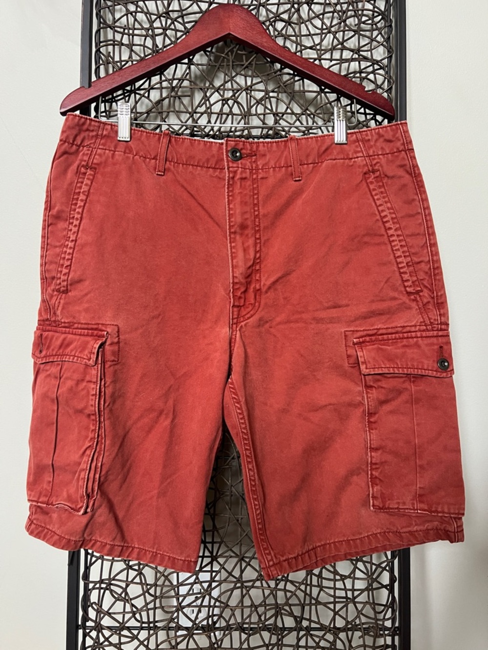 Levi’s Vintage Y2K 90s Men’s Coral Cargo Shorts 34 Waist 10 inch inseam Grunge